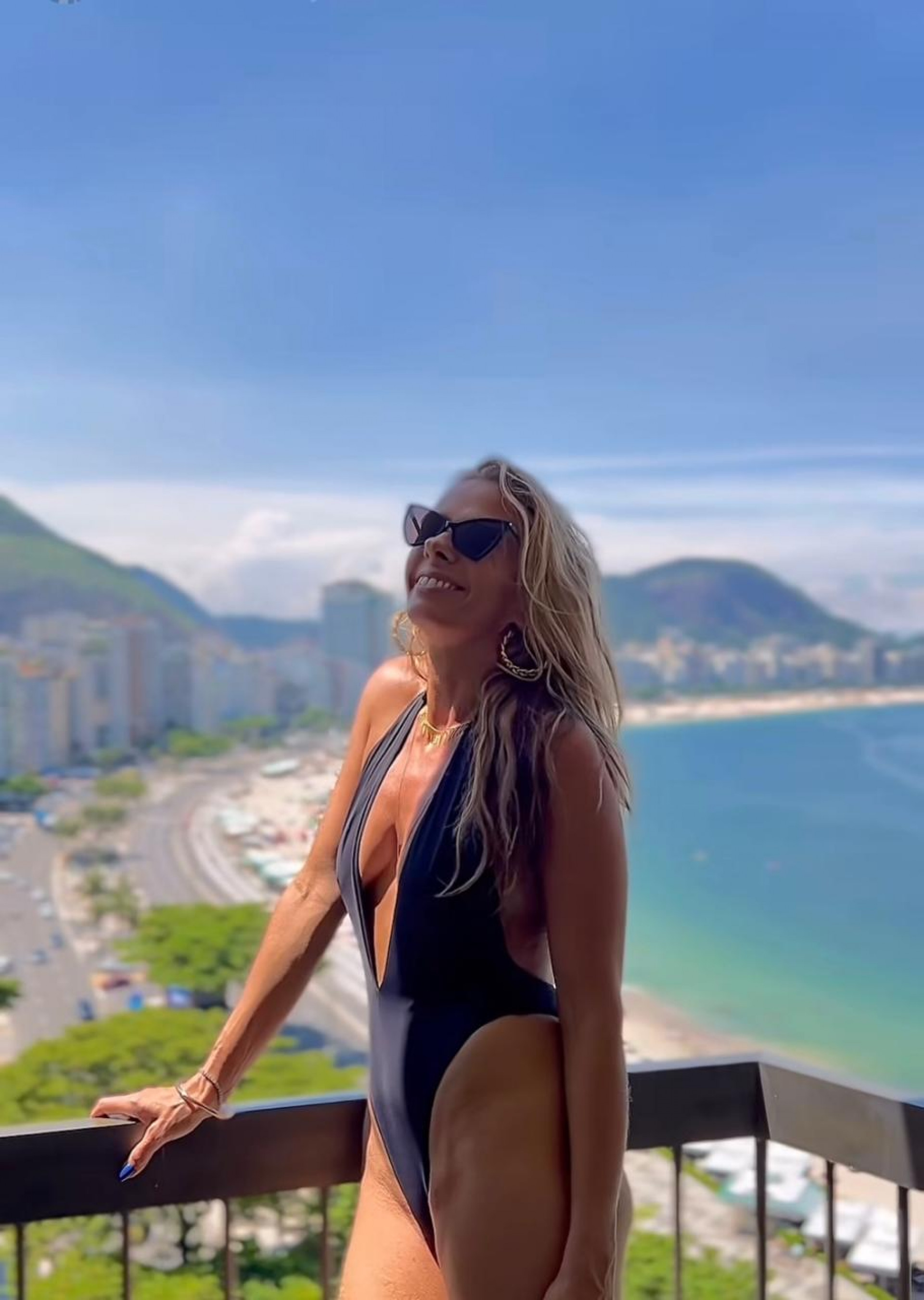 Adriane Galisteu posa com maiô ousado em dia de sol no Rio
- Reprodução / Instagram