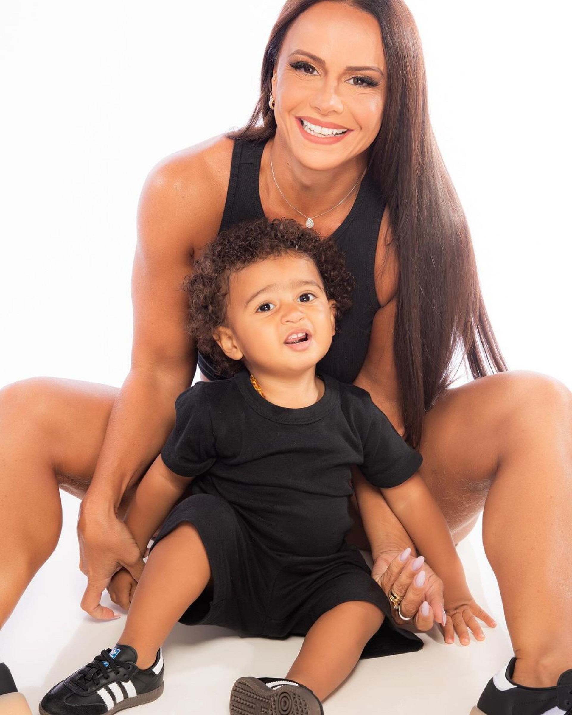 Viviane Araujo encanta os seguidores ao compartilhar fotos com o filho - Reprodução