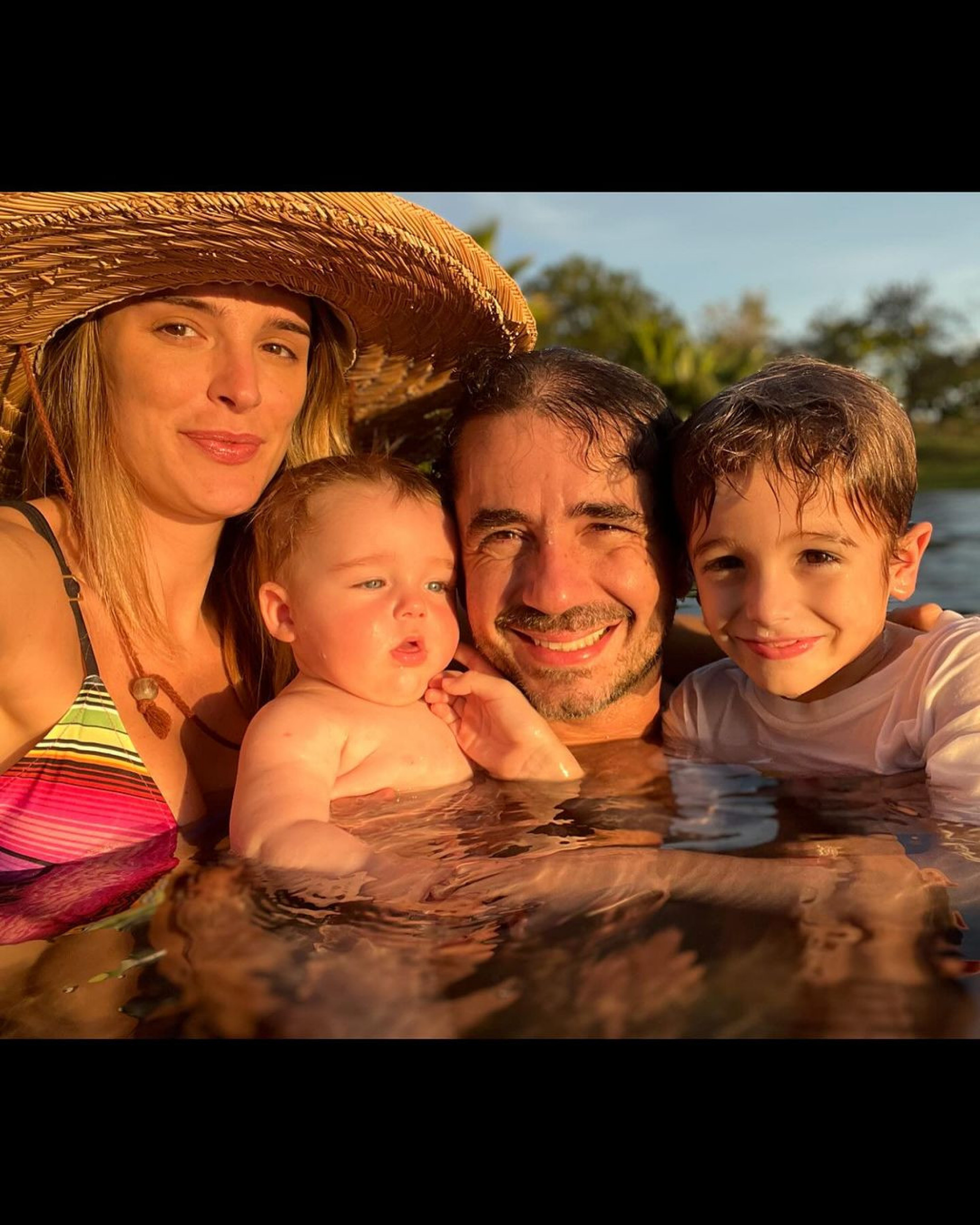 Felipe Andreoli completa 44 anos e recebe homenagem da mulher Rafa Brites
- Reprodução / Instagram