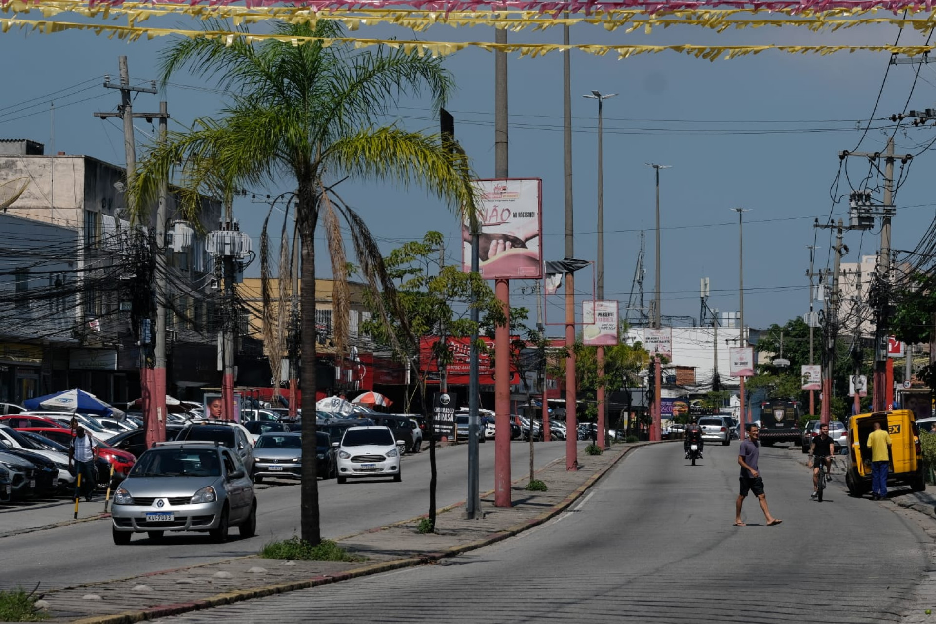 A menos de uma semana para o desfile, Avenida Intendente de Magalhães segue sem estrutura - Pedro Ivo / Agência O Dia
