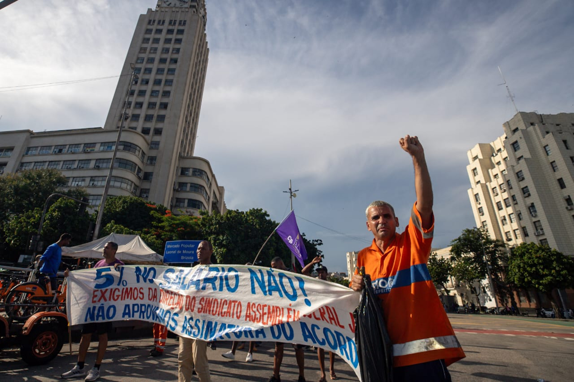 Garis da Comlurb manifestam, nesta segunda-feira (5), no Centro do Rio - Renan Areais/Agência O Dia