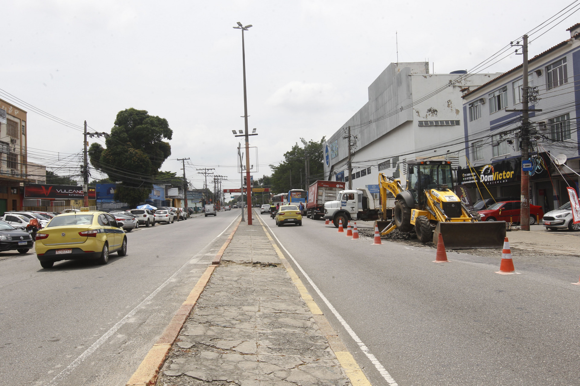 Funcion&aacute;rios da Light e Rio Luz instalaram novas ilumina&ccedil;&otilde;es para o carnaval, na Estrada Intendente Magalh&atilde;es - Reginaldo Pimenta/Ag&ecirc;ncia O Dia