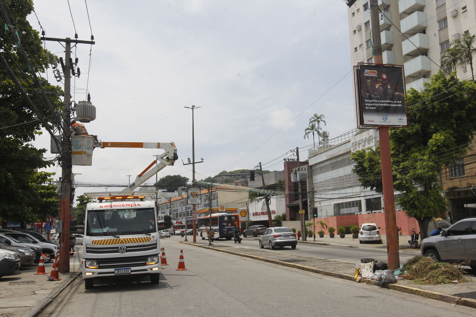 Funcion&aacute;rios da Light e Rio Luz instalaram novas ilumina&ccedil;&otilde;es para o carnaval, na Estrada Intendente Magalh&atilde;es - Reginaldo Pimenta/Ag&ecirc;ncia O Dia