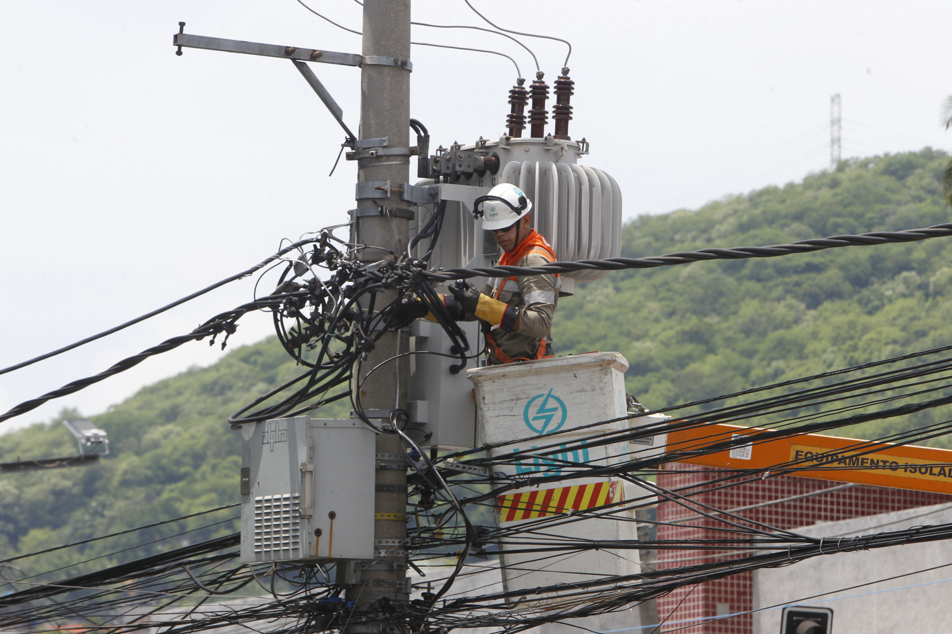 Funcion&aacute;rios da Light e Rio Luz instalaram novas ilumina&ccedil;&otilde;es para o carnaval, na Estrada Intendente Magalh&atilde;es - Reginaldo Pimenta/Ag&ecirc;ncia O Dia