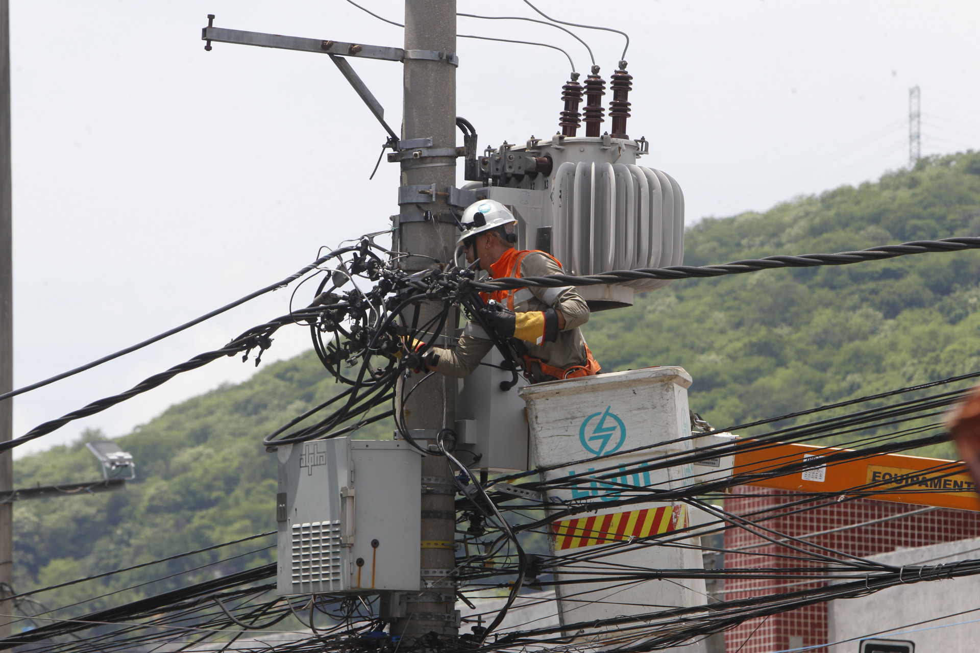Funcion&aacute;rios da Light e Rio Luz instalaram novas ilumina&ccedil;&otilde;es para o carnaval, na Estrada Intendente Magalh&atilde;es - Reginaldo Pimenta/Ag&ecirc;ncia O Dia