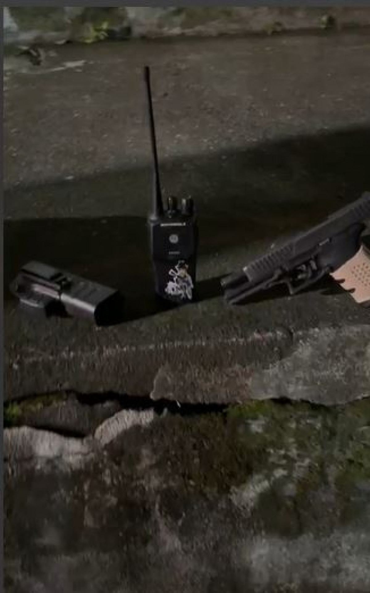 Uma arma e um rádio comunicador foi apreendido na ação - Reprodução
