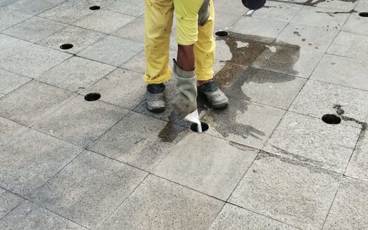 Agentes da Secretaria de Conservação aplicam cloro em chafarizes sem funcionamento pela cidade