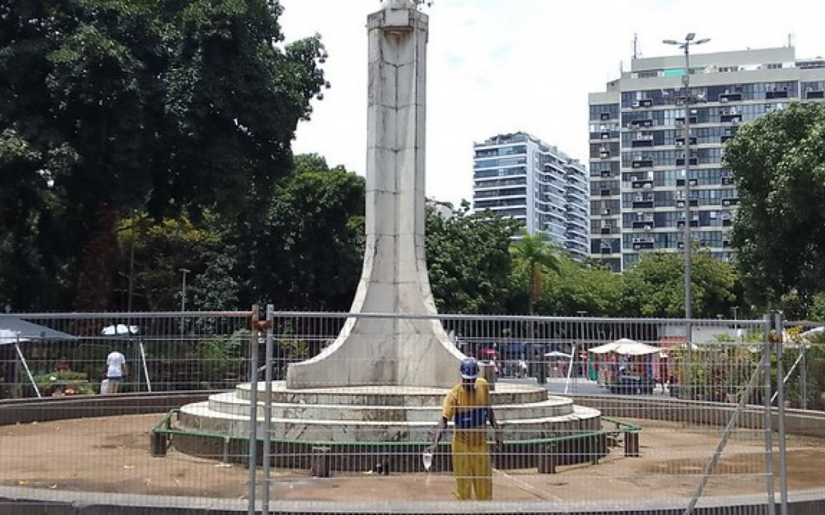 Agentes da Secretaria de Conservação aplicam cloro em chafarizes sem funcionamento pela cidade