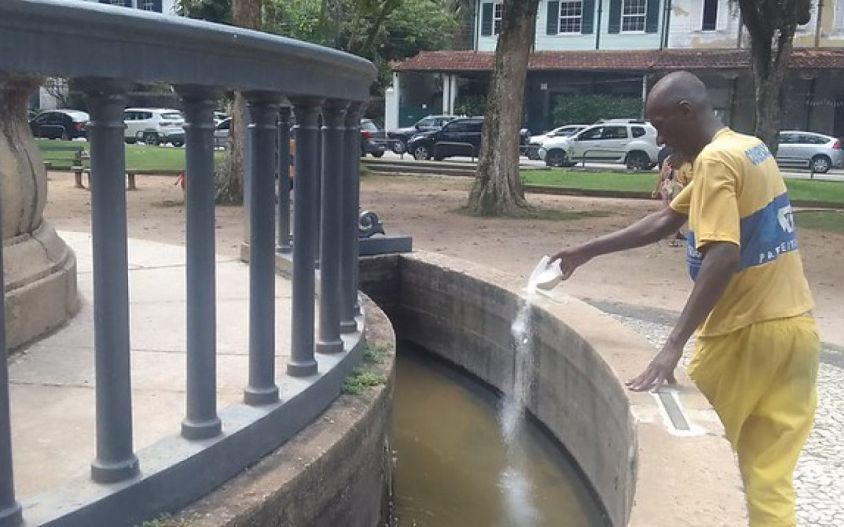 Agentes da Secretaria de Conservação aplicam cloro em chafarizes sem funcionamento pela cidade