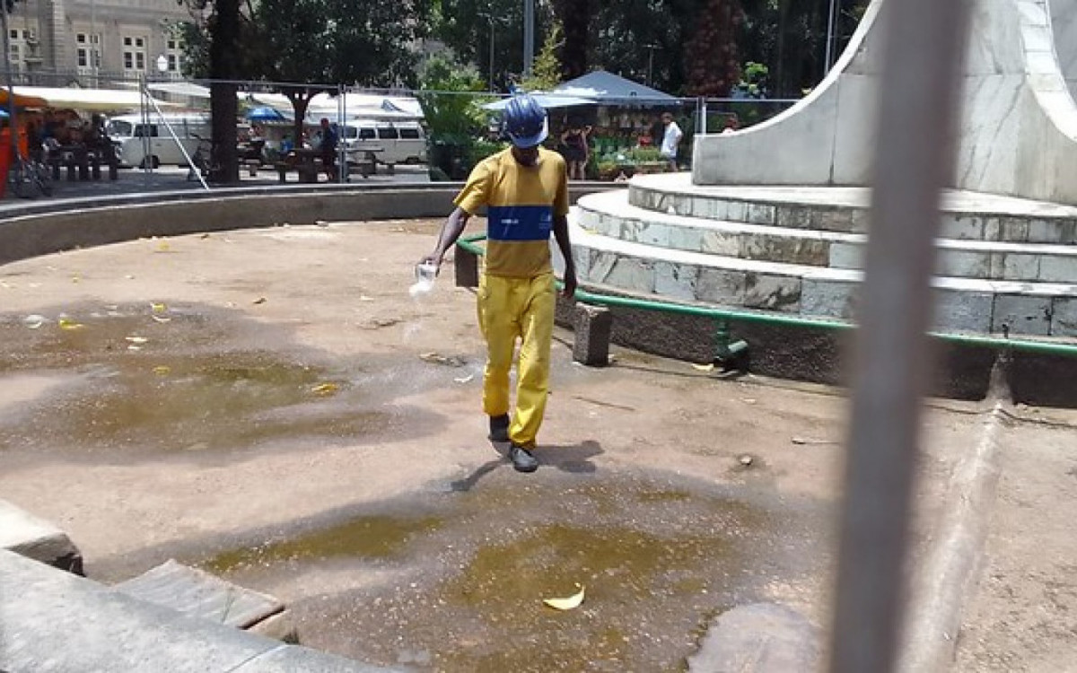 Agentes da Secretaria de Conservação aplicam cloro em chafarizes sem funcionamento pela cidade