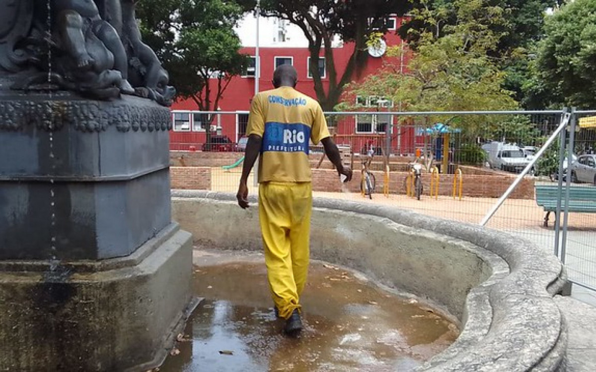 Agentes da Secretaria de Conservação aplicam cloro em chafarizes sem funcionamento pela cidade