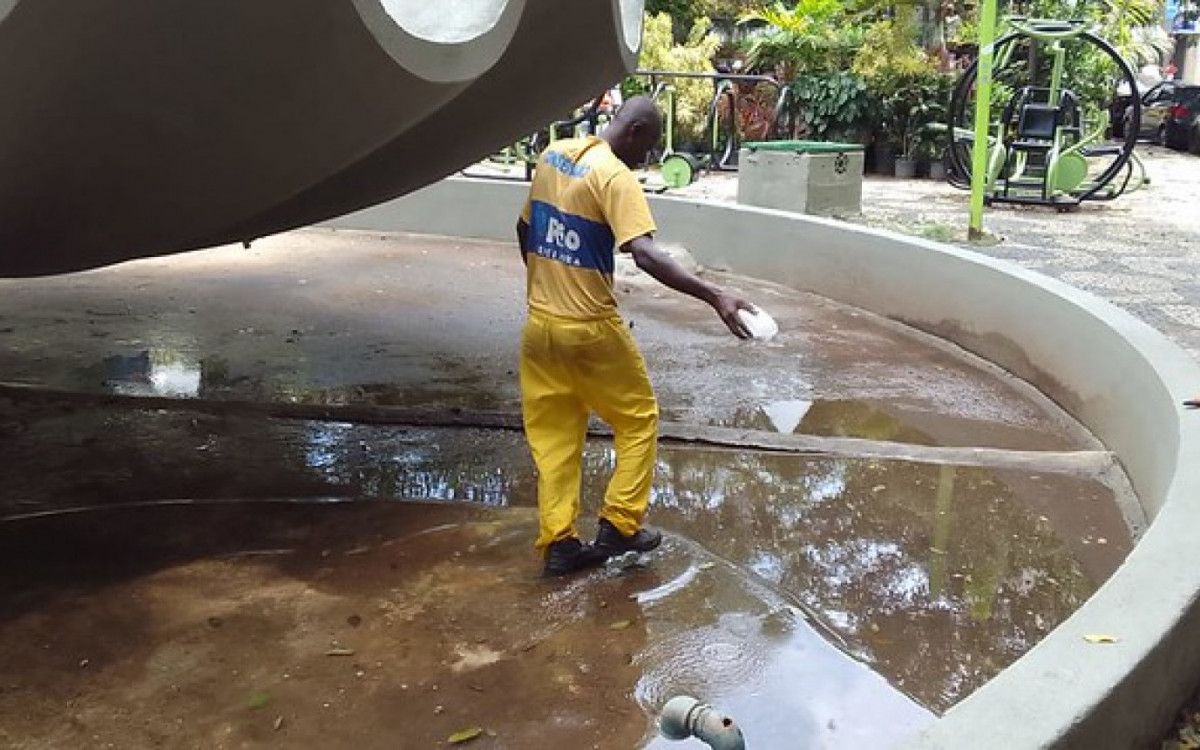 Agentes da Secretaria de Conservação aplicam cloro em chafarizes sem funcionamento pela cidade