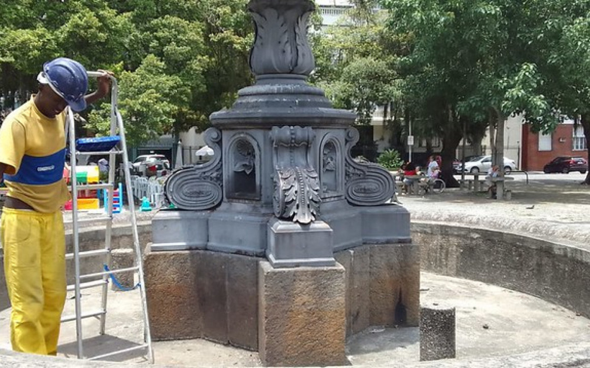 Agentes da Secretaria de Conservação aplicam cloro em chafarizes sem funcionamento pela cidade