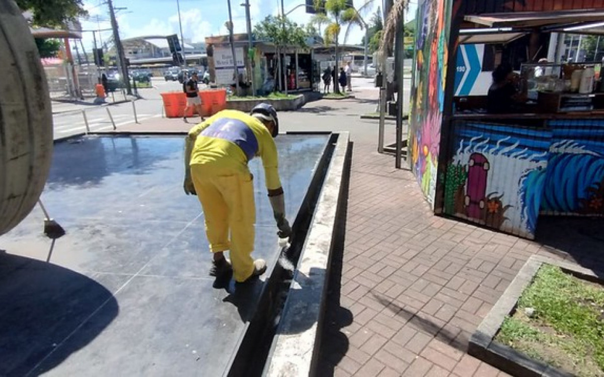 Agentes da Secretaria de Conservação aplicam cloro em chafarizes sem funcionamento pela cidade