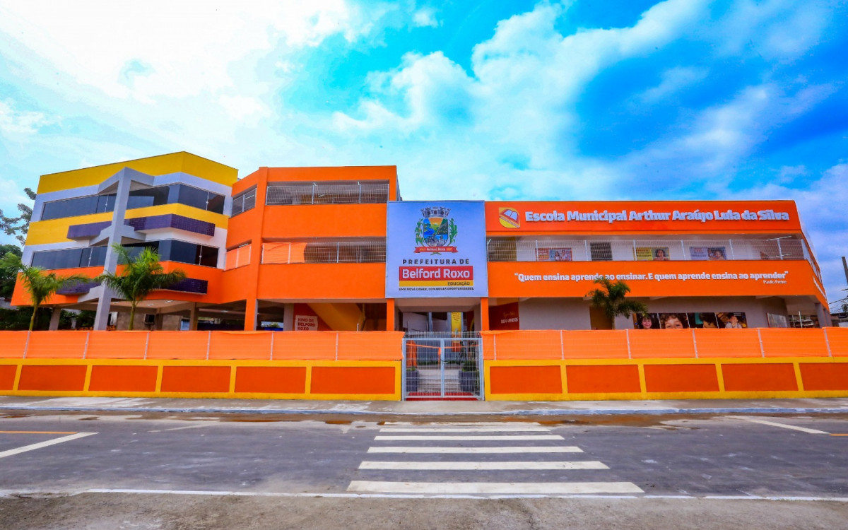 Escola Municipal Arthur Araújo Lula da Silva tem capacidade para mil alunos, com destaque para as nove salas climatizadas e telas interativas 