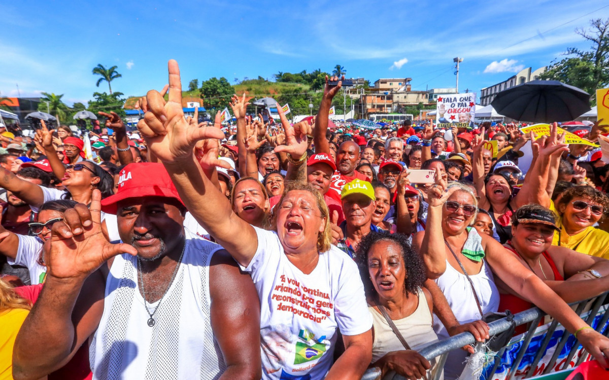 Público festeja o anúncio de recursos federais para obras, educação e saúde na cidade