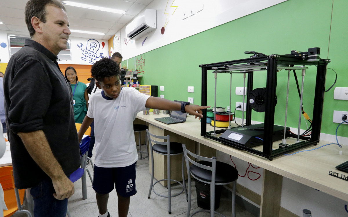O prefeito Eduardo Paes observando um dos equipamentos da escola