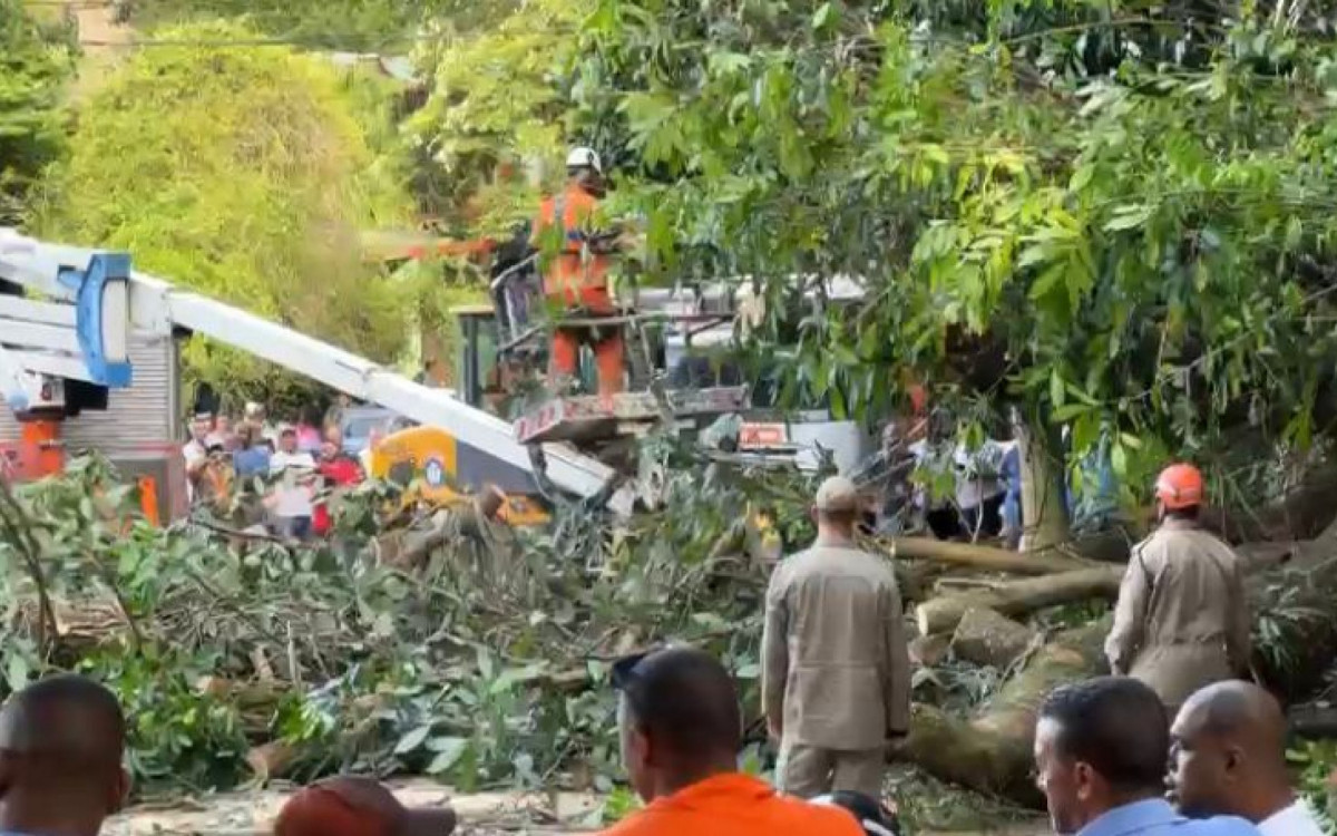 Corpo de Bombeiros, Comlurb e a Guarda Municipal compareceram ao local