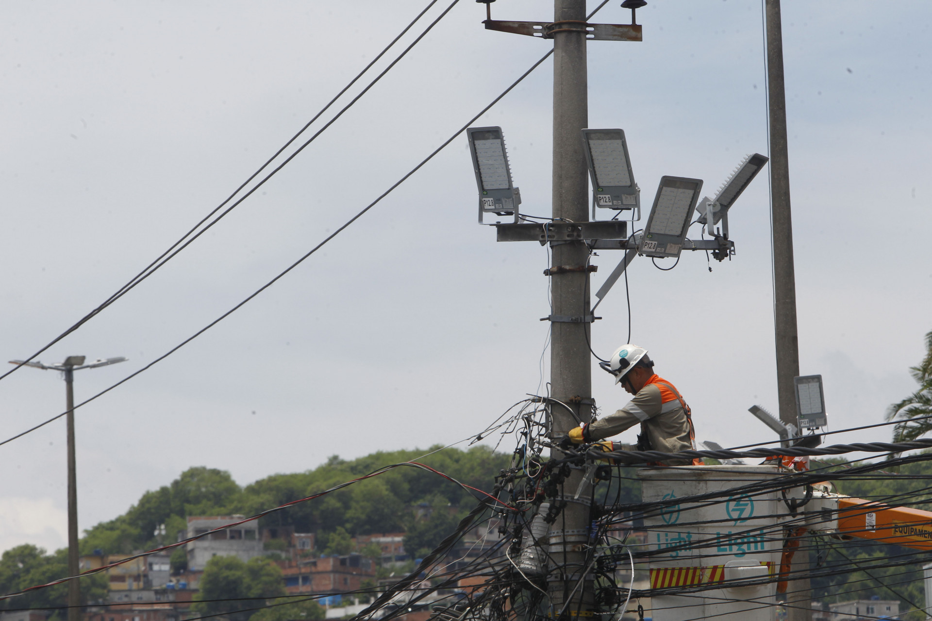 Funcion&aacute;rios da Light e Rio Luz instalaram novas ilumina&ccedil;&otilde;es para o carnaval, na Estrada Intendente Magalh&atilde;es - Reginaldo Pimenta/Ag&ecirc;ncia O Dia