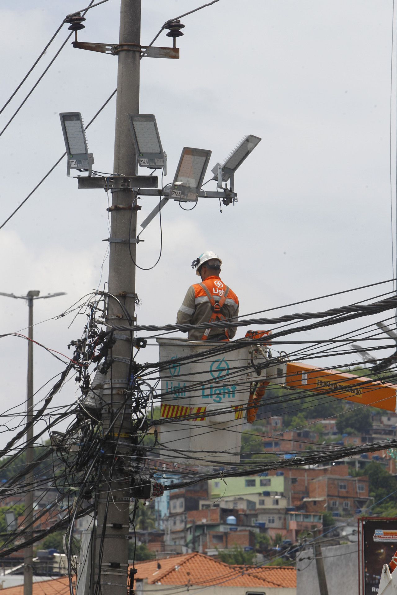 Funcion&aacute;rios da Light e Rio Luz instalaram novas ilumina&ccedil;&otilde;es para o carnaval, na Estrada Intendente Magalh&atilde;es - Reginaldo Pimenta/Ag&ecirc;ncia O Dia