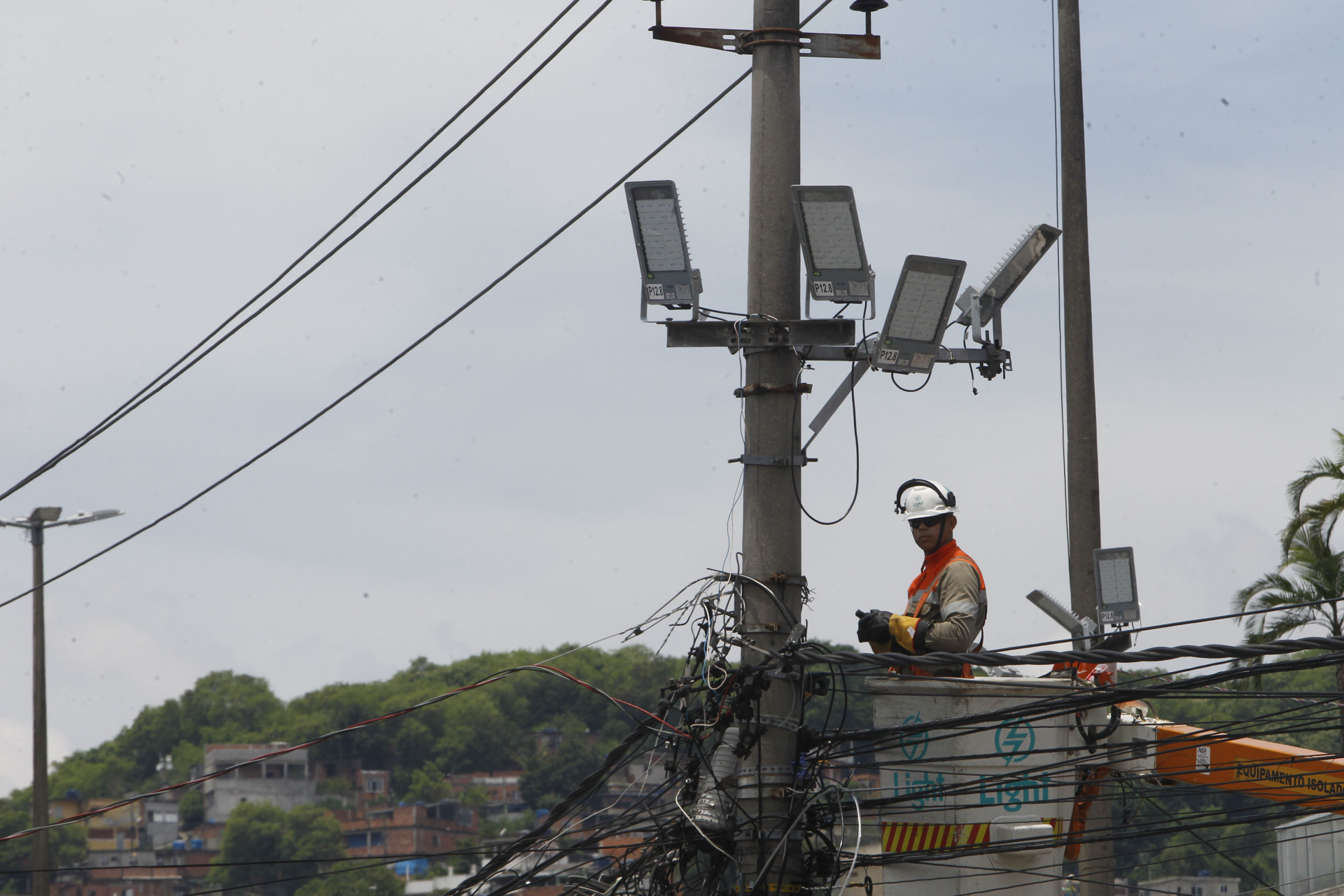 Funcion&aacute;rios da Light e Rio Luz instalaram novas ilumina&ccedil;&otilde;es para o carnaval, na Estrada Intendente Magalh&atilde;es - Reginaldo Pimenta/Ag&ecirc;ncia O Dia