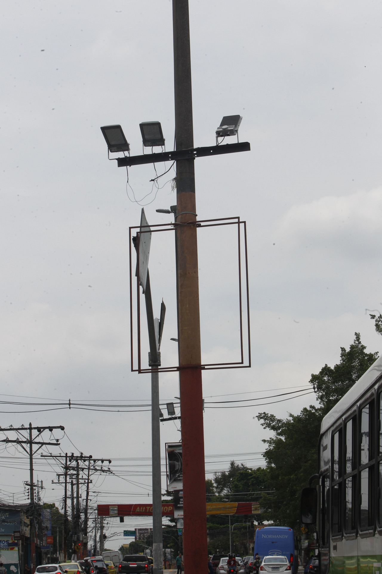 Funcion&aacute;rios da Light e Rio Luz instalaram novas ilumina&ccedil;&otilde;es para o carnaval, na Estrada Intendente Magalh&atilde;es - Reginaldo Pimenta/Ag&ecirc;ncia O Dia
