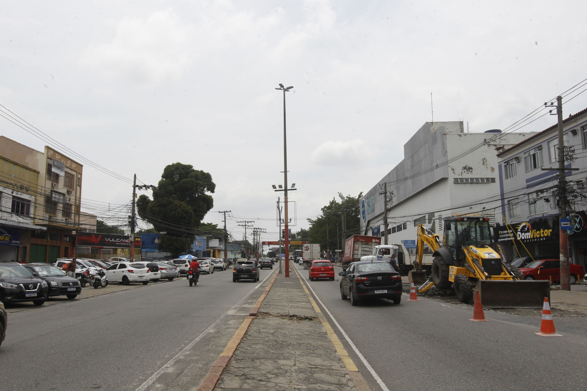 Funcion&aacute;rios da Light e Rio Luz instalaram novas ilumina&ccedil;&otilde;es para o carnaval, na Estrada Intendente Magalh&atilde;es - Reginaldo Pimenta/Ag&ecirc;ncia O Dia