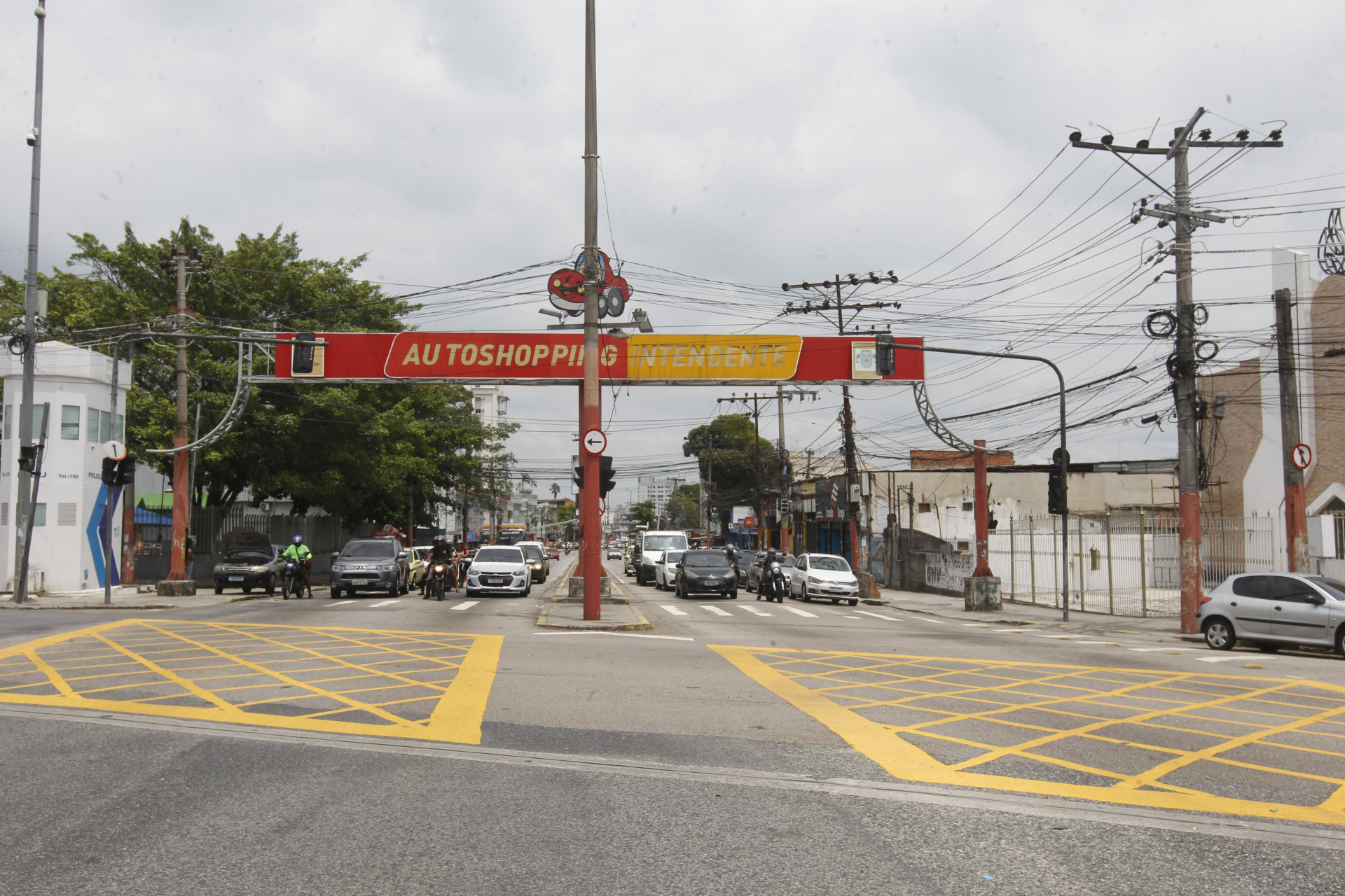 Funcion&aacute;rios da Light e Rio Luz instalaram novas ilumina&ccedil;&otilde;es para o carnaval, na Estrada Intendente Magalh&atilde;es - Reginaldo Pimenta/Ag&ecirc;ncia O Dia