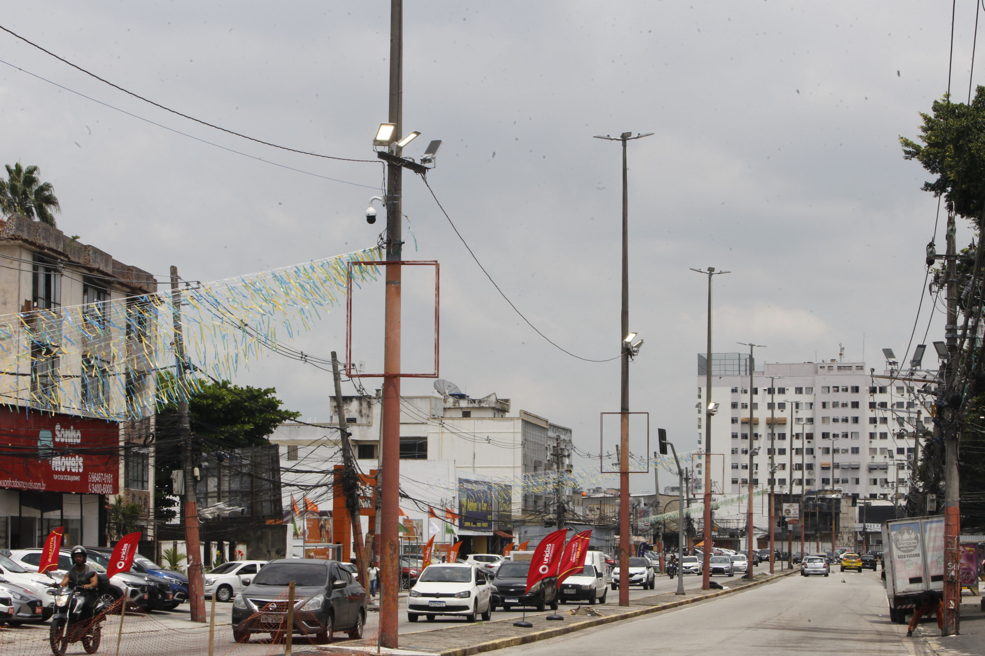 Funcion&aacute;rios da Light e Rio Luz instalaram novas ilumina&ccedil;&otilde;es para o carnaval, na Estrada Intendente Magalh&atilde;es - Reginaldo Pimenta/Ag&ecirc;ncia O Dia