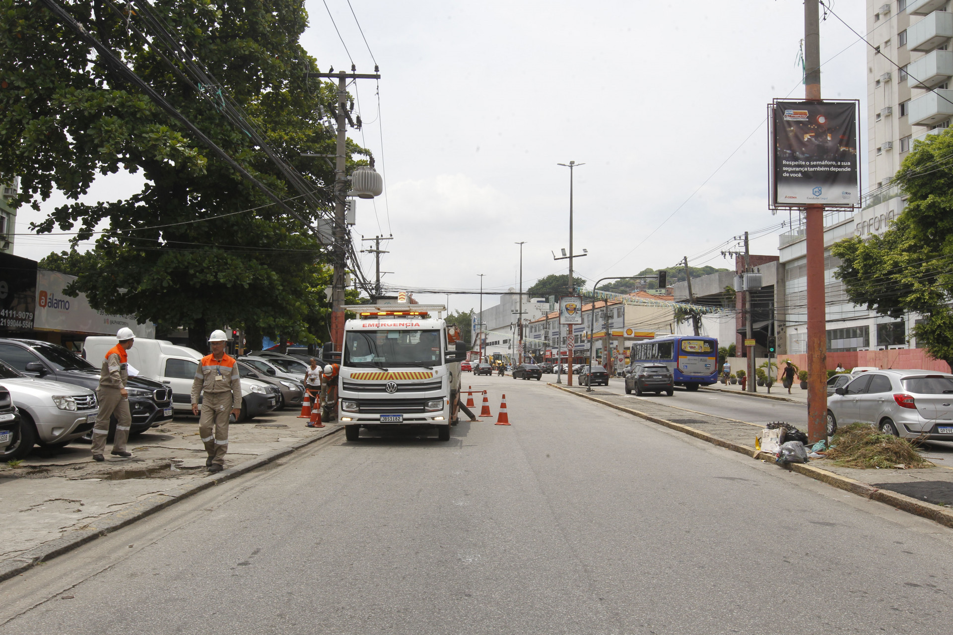 Funcion&aacute;rios da Light e Rio Luz instalaram novas ilumina&ccedil;&otilde;es para o carnaval, na Estrada Intendente Magalh&atilde;es - Reginaldo Pimenta/Ag&ecirc;ncia O Dia