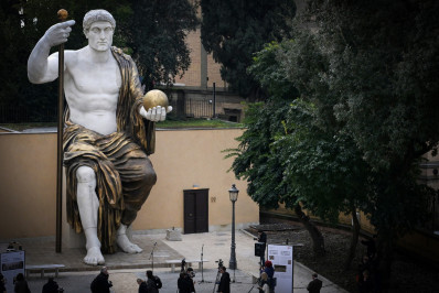 Estátua colossal de Constantino é reconstruída em Roma
