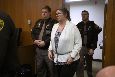 Mãe é declarada culpada de homicídio involuntário por ataque a tiros cometido por filho nos EUA 