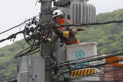 Em meio ao calor, moradores relatam frequentes quedas de energia em bairros do Rio