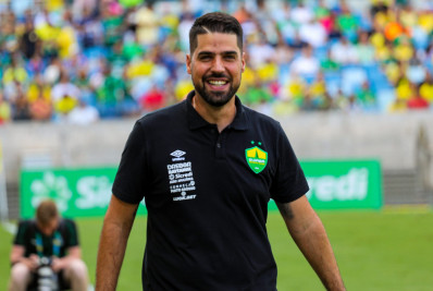 Um dia após demitir Mano Menezes, Corinthians acerta a contratação de técnico português