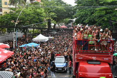  Blocos de carnaval levaram milhares de pessoas às ruas de Niterói no fim de semana