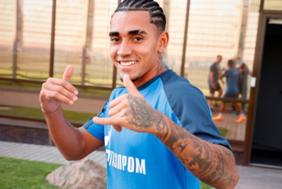 Vasco demonstra interesse em ex-volante do Corinthians