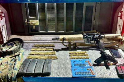 Mulher é presa com fuzil, arma e munições em São Pedro da Aldeia