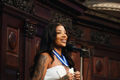 Ludmilla recebe Medalha Tiradentes e celebra: 'Não vim a essa terra só para cantar'