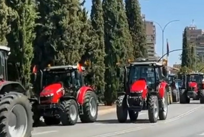 A exemplo dos franceses, agricultores espanhóis bloqueiam estradas com tratores