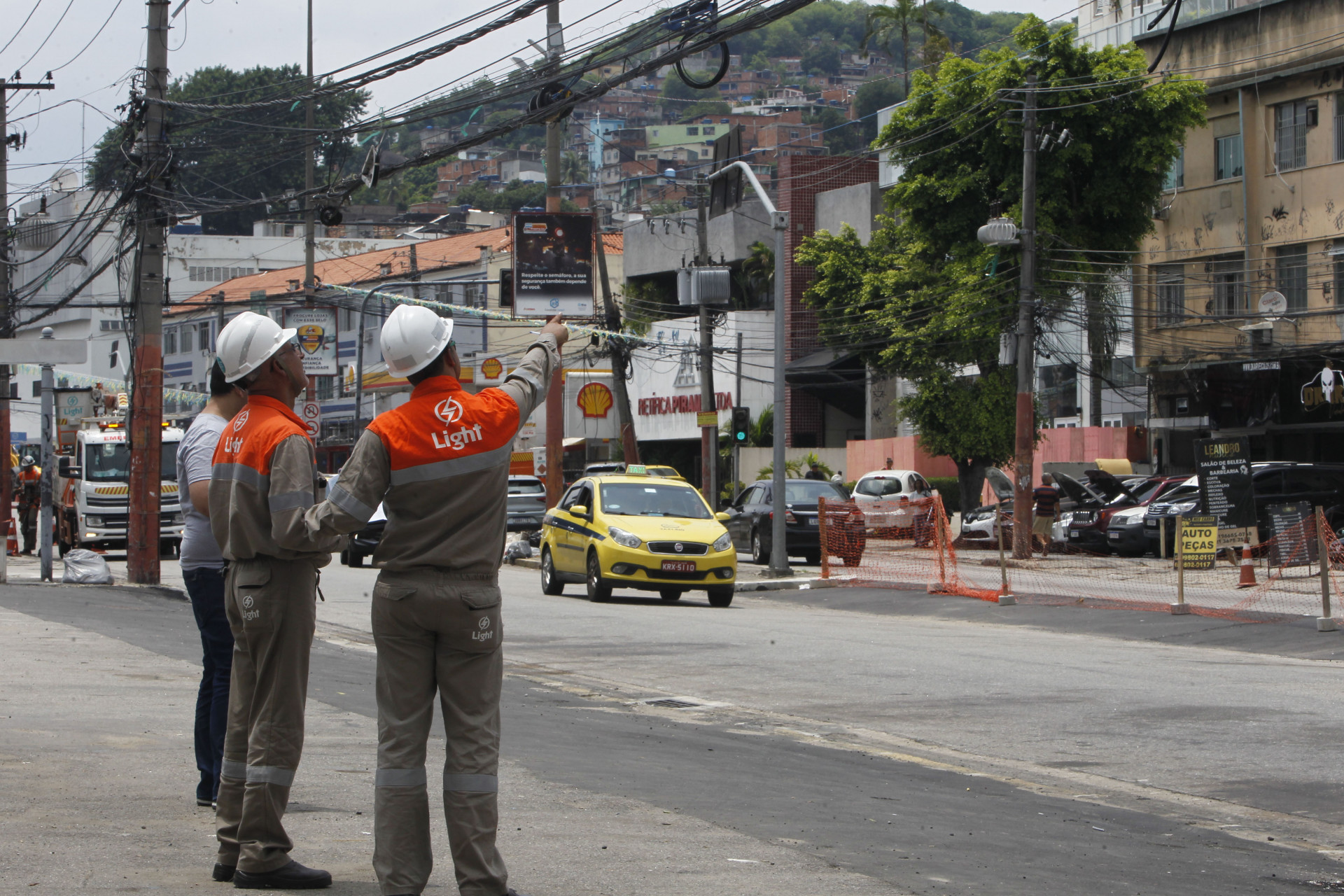 Funcion&aacute;rios da Light e Rio Luz instalaram novas ilumina&ccedil;&otilde;es para o carnaval, na Estrada Intendente Magalh&atilde;es - Reginaldo Pimenta/Ag&ecirc;ncia O Dia
