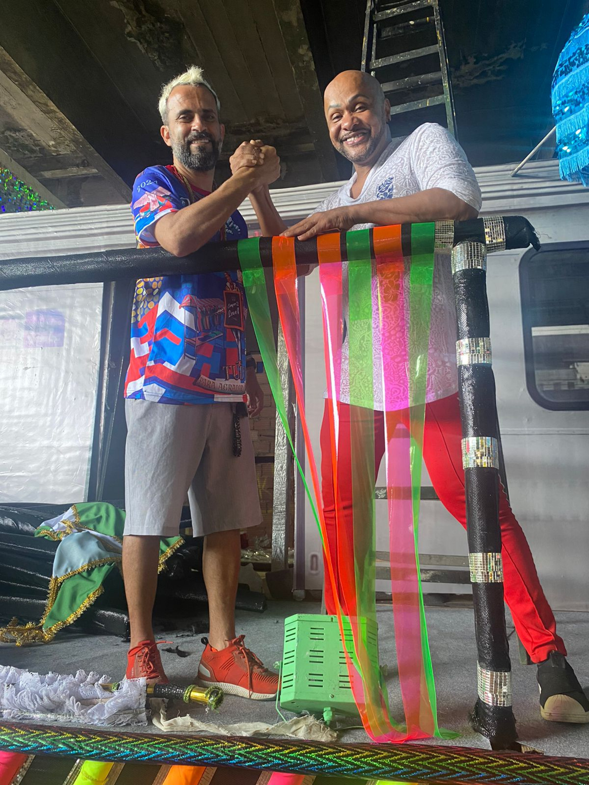 Carnavalesco Cristiano Bara e Carlinhos do Salgueiro na 3ª alegoria da Inocentes de Belford Roxo