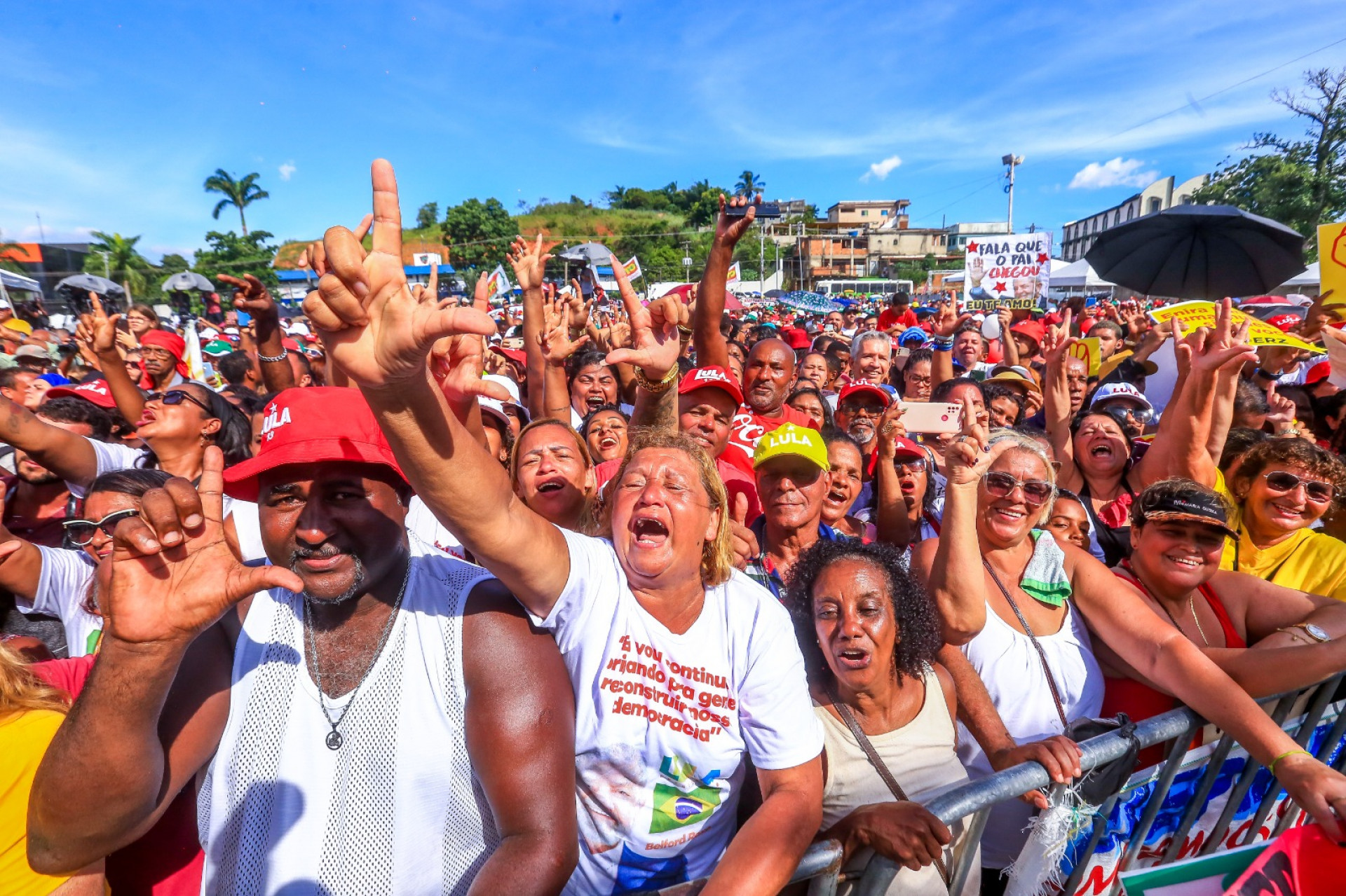 P&uacute;blico festeja o an&uacute;ncio de recursos federais para obras, educa&ccedil;&atilde;o e sa&uacute;de na cidade - Rafael Barreto/PMBR