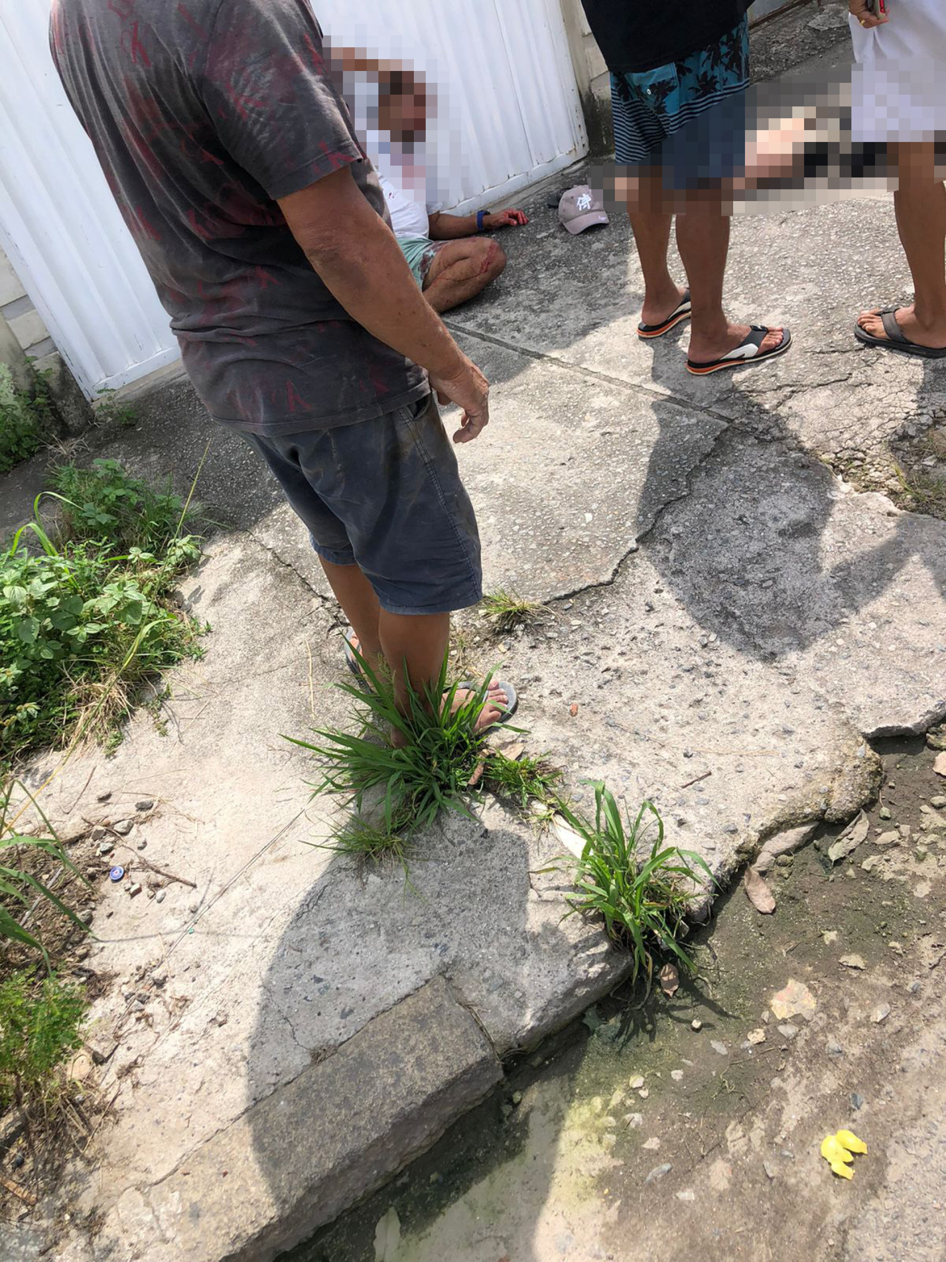 O filho da vítima ficou ferido e foi socorrido para o Hospital Municipal Rocha Faria