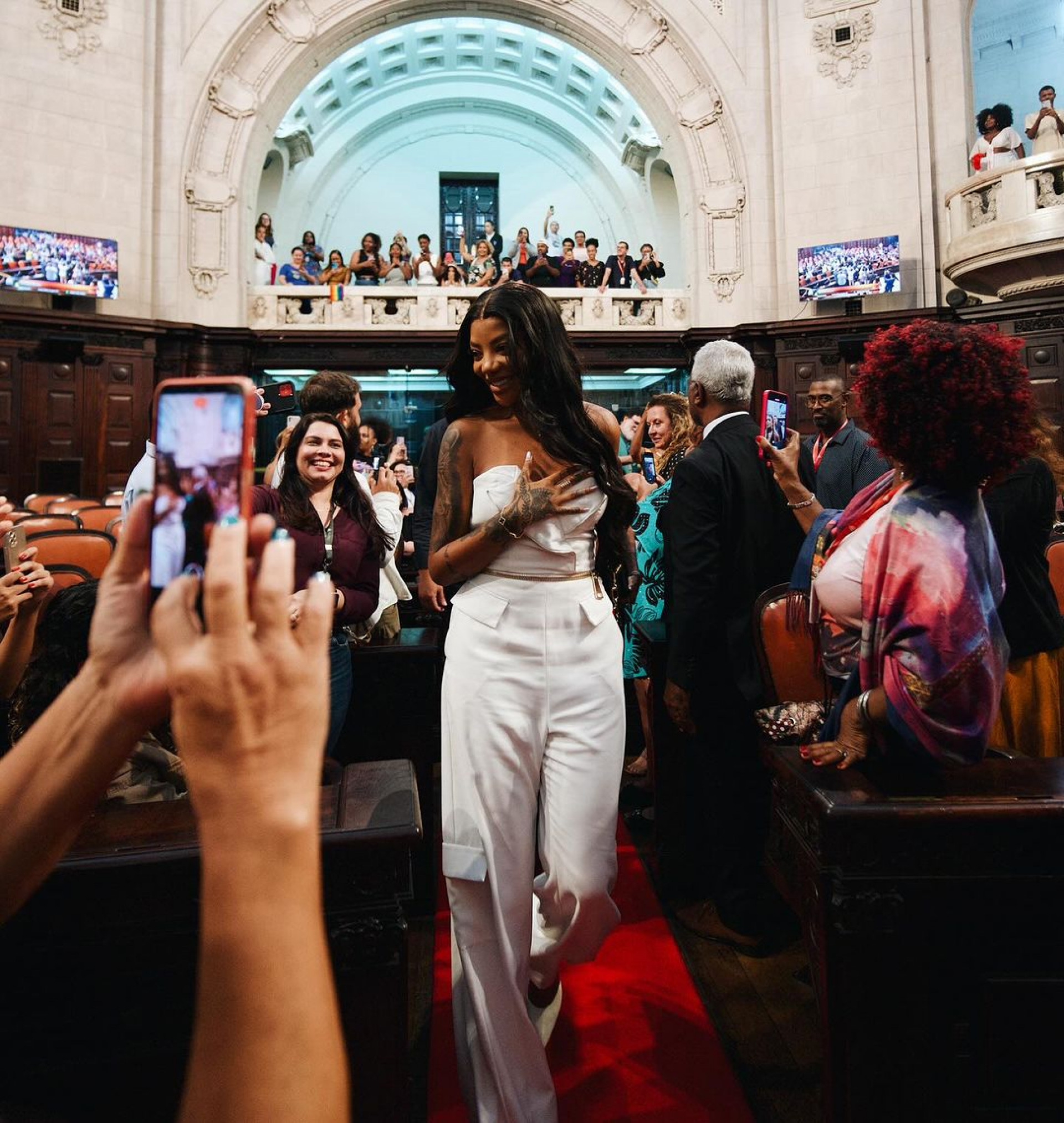 Ludmilla recebe Medalha Tiradentes na Assembleia Legislativa do Estado do Rio de Janeiro - Reprodução / Instagram 