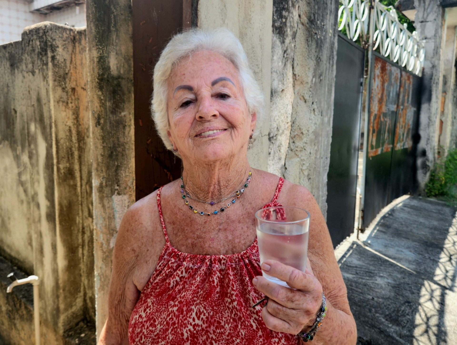 A aposentada Ana Maria Capetini já havia considerado mudar de endereço devido a falta de água - Divulgação
