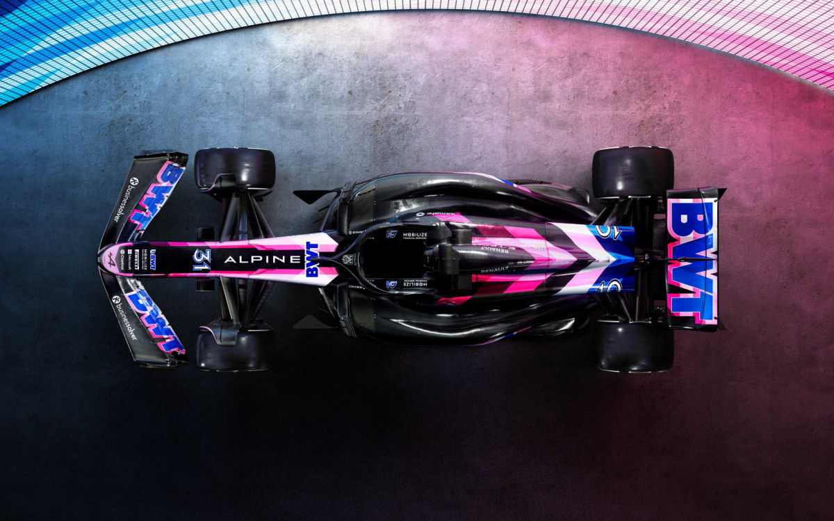 O modelo A524 da Alpine deixa de lado o azul de 2023 e aposta no preto com rosa