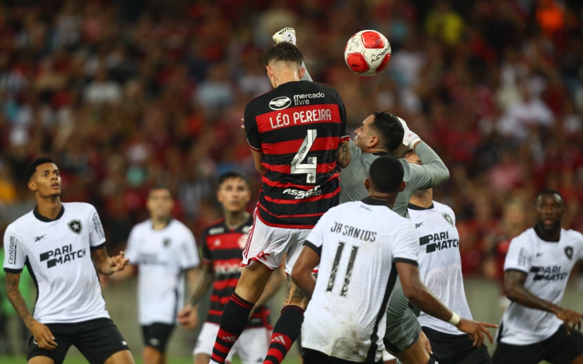 Momento em que Léo Pereira marcou o gol que garantiu a vitória do Flamengo sobre o Botafogo