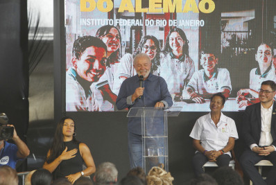 Em visita ao Complexo do Alemão, Lula anuncia construção de Instituto Federal