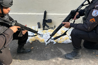 PM apreende fuzil e drogas no Complexo de Santa Tereza em Belford Roxo