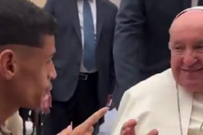 Luva de Pedreiro encontra Papa Francisco e pergunta: 'Messi ou Ronaldo?'